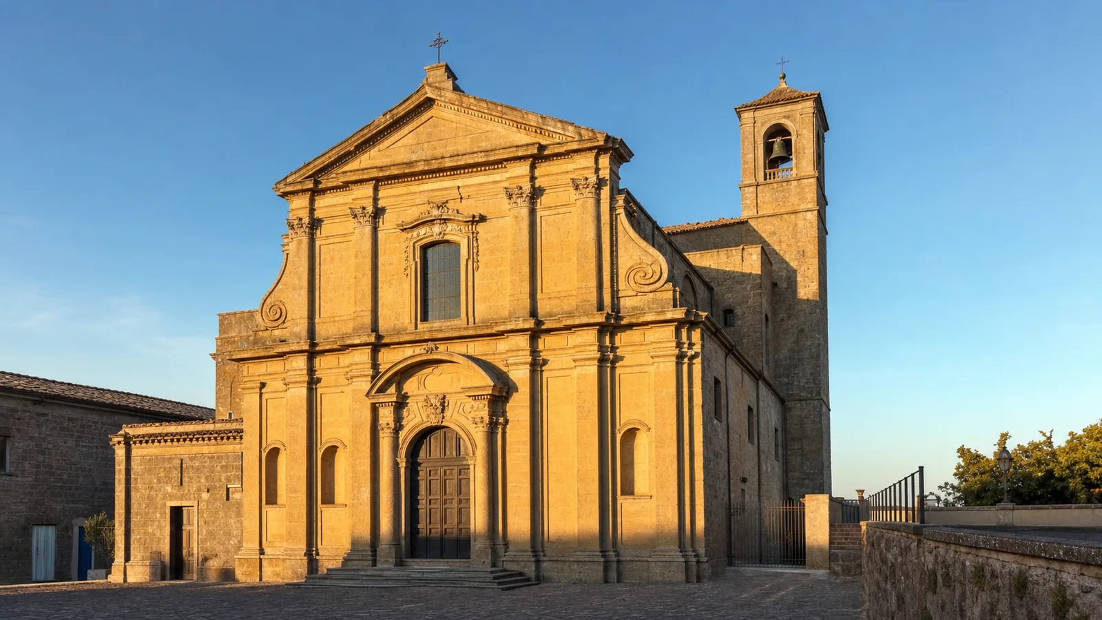 Facciata barocca della Basilica Santuario di Maria SS. del Suffragio nella luce dorata