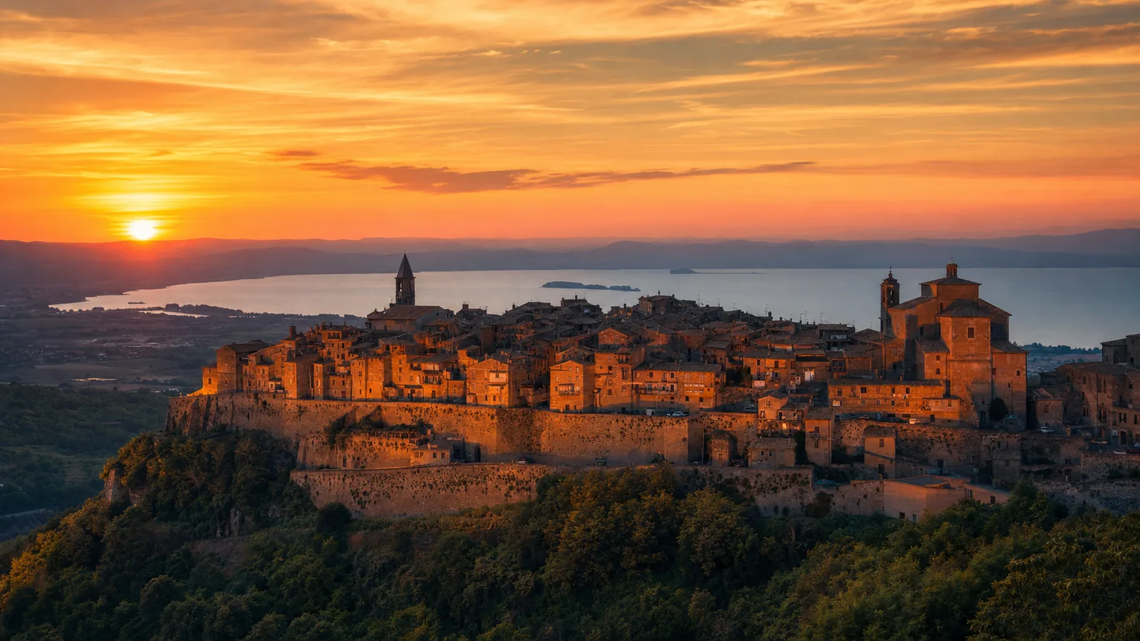 Il borgo di Grotte di Castro sul tufo al tramonto sul Lago di Bolsena